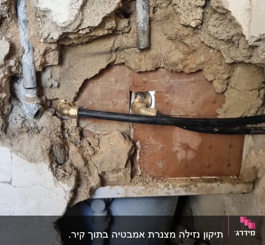 צינורות מים חשופים בקיר שבור